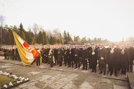 Pie Mātes Latvijas noliekts karogs