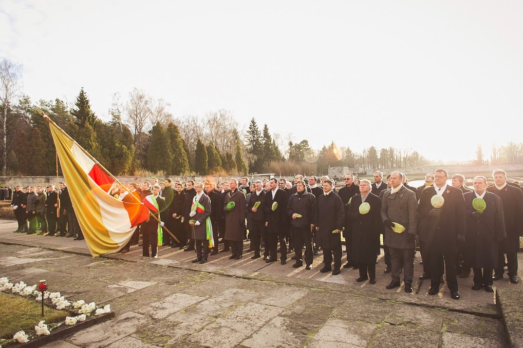 Pie Mātes Latvijas noliekts karogs